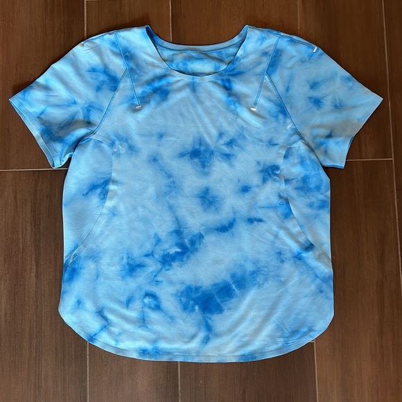 Lululemon Lightweight Run Kit Short Sleeve
Tidal Dye Vapor Hawaiian Blue - Picture 7 of 9